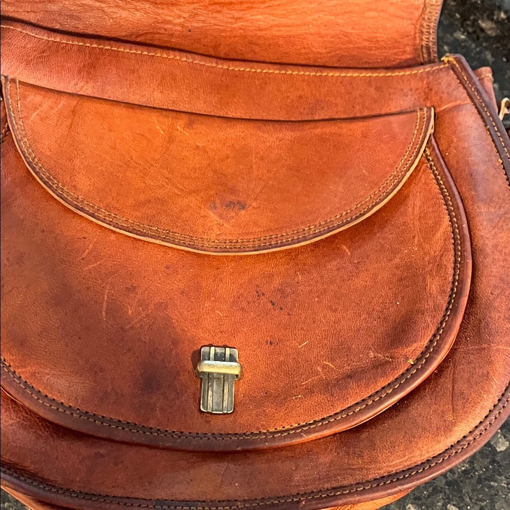 Vintage Tan Leather Crossbody Bag - Picture 4 of 9